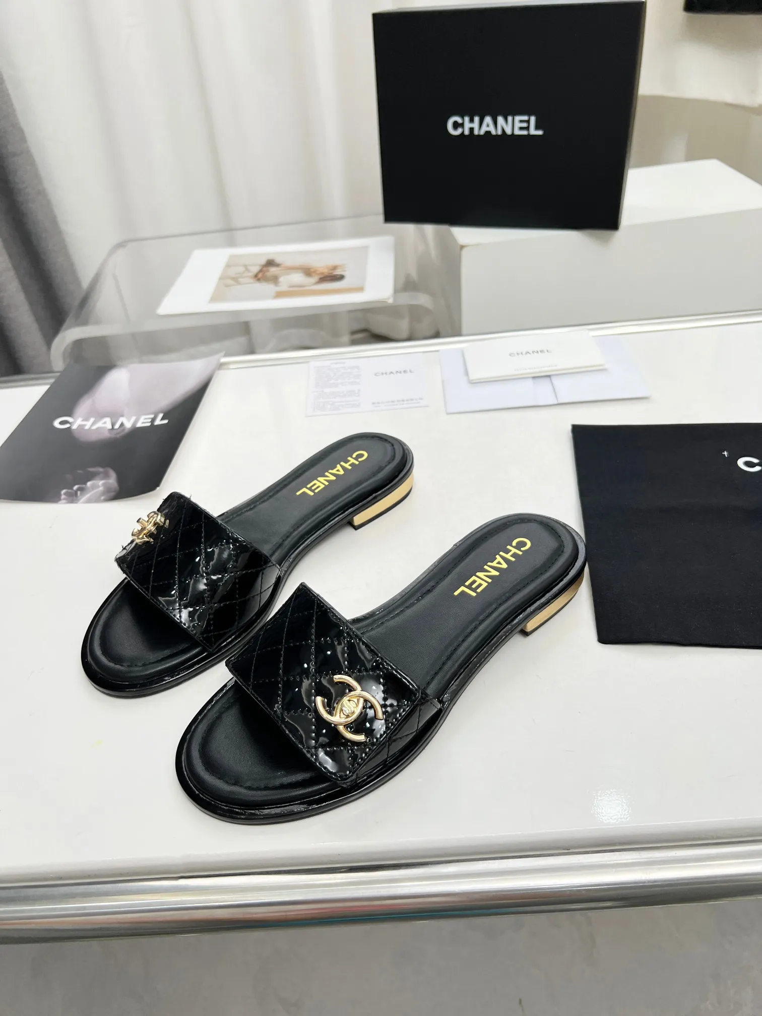 👟👟Ex-factory price 400👟👟 Genuine leather outsole Chanel24👟👟Ex-factory price Chanel 2024 spring and summer new Mier slippers, a summer must-have, goddess series, with the elegant and ladylike temperament of the Chan family, super durable and irresistible. The upper is made of original molded hardware buckles and electric embroidery, and the sheepskin lining is soft and comfortable. 🇮🇹 ▪️Size: 35-41